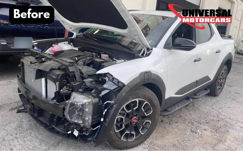 White Hyundai Santa Cruz with its front bodywork disassembled before repair